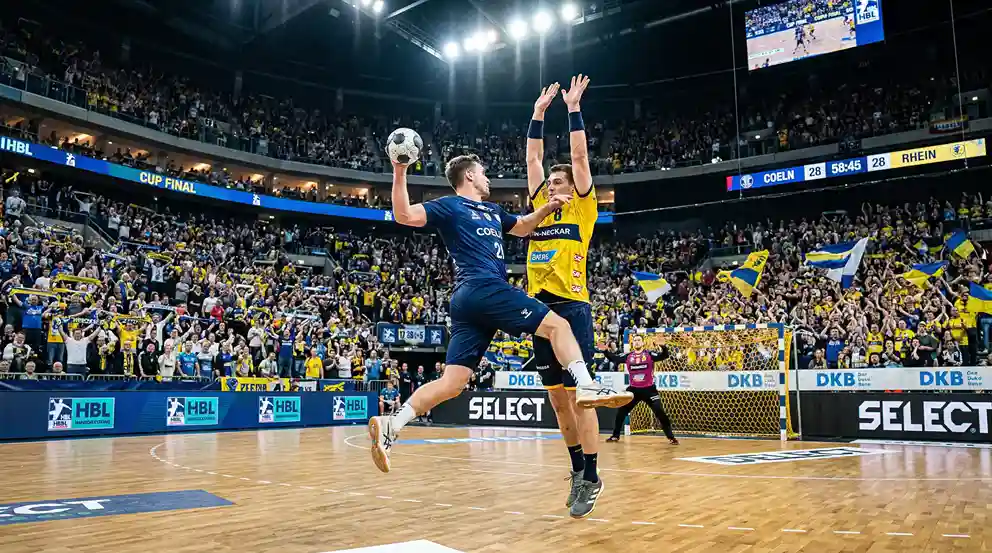Handball-Spieler im Zweikampf beim DHB-Pokal in einer großen Arena