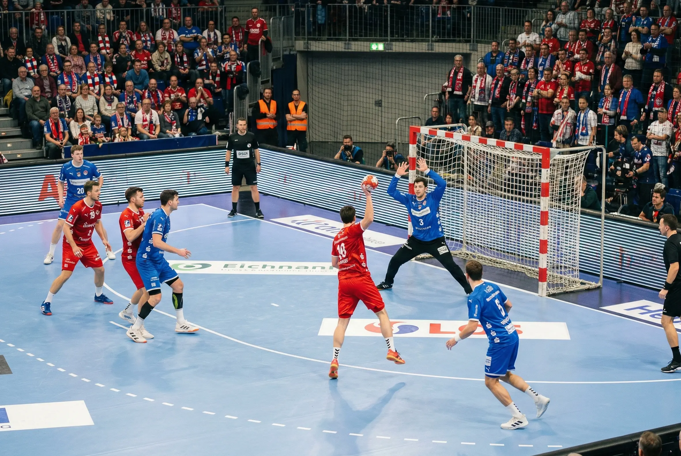 Handballspiel in der Bundesliga mit Zuschauern auf den Rängen