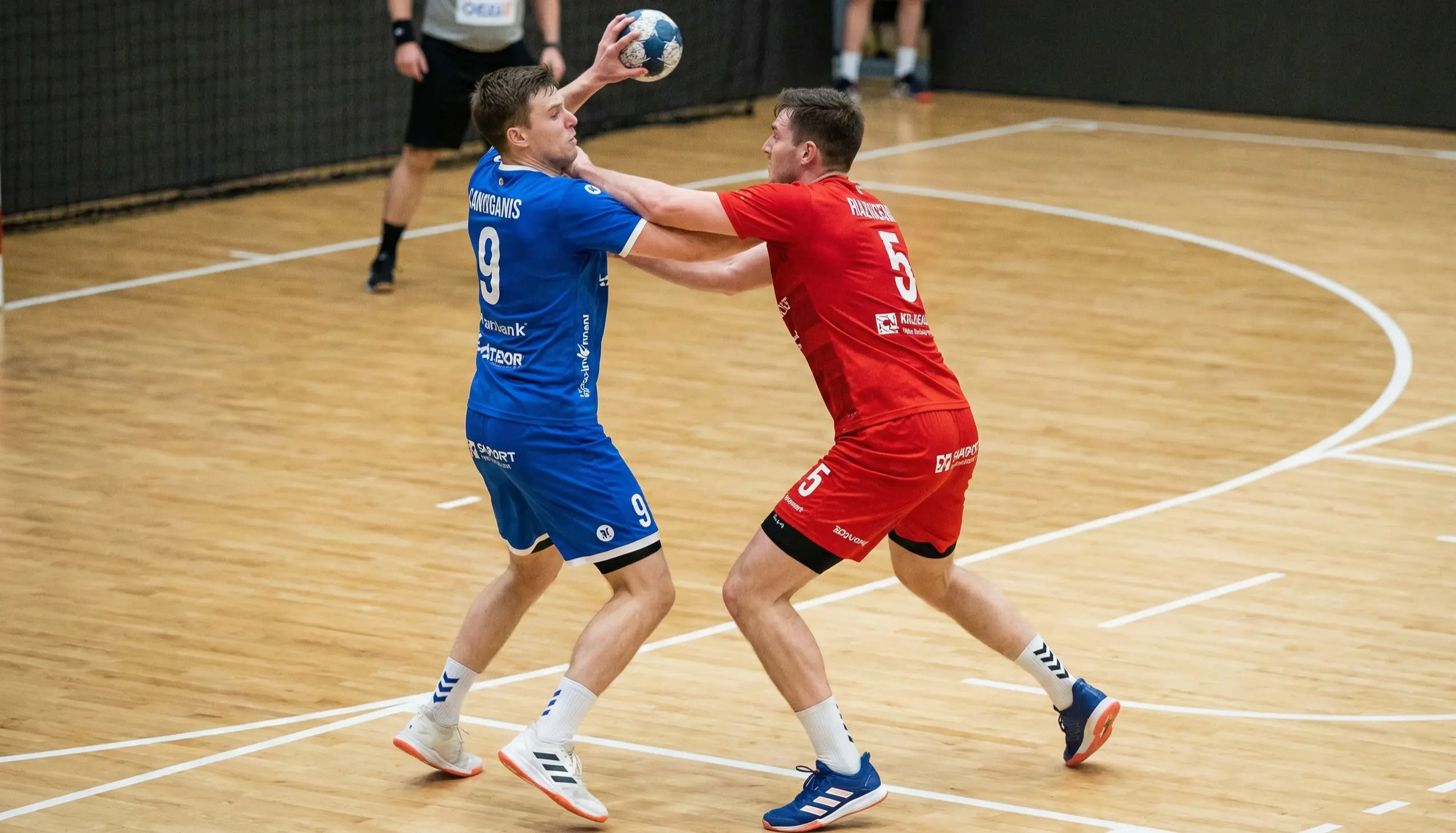 Handball-Spieler im Zweikampf beim Bundesligaspiel