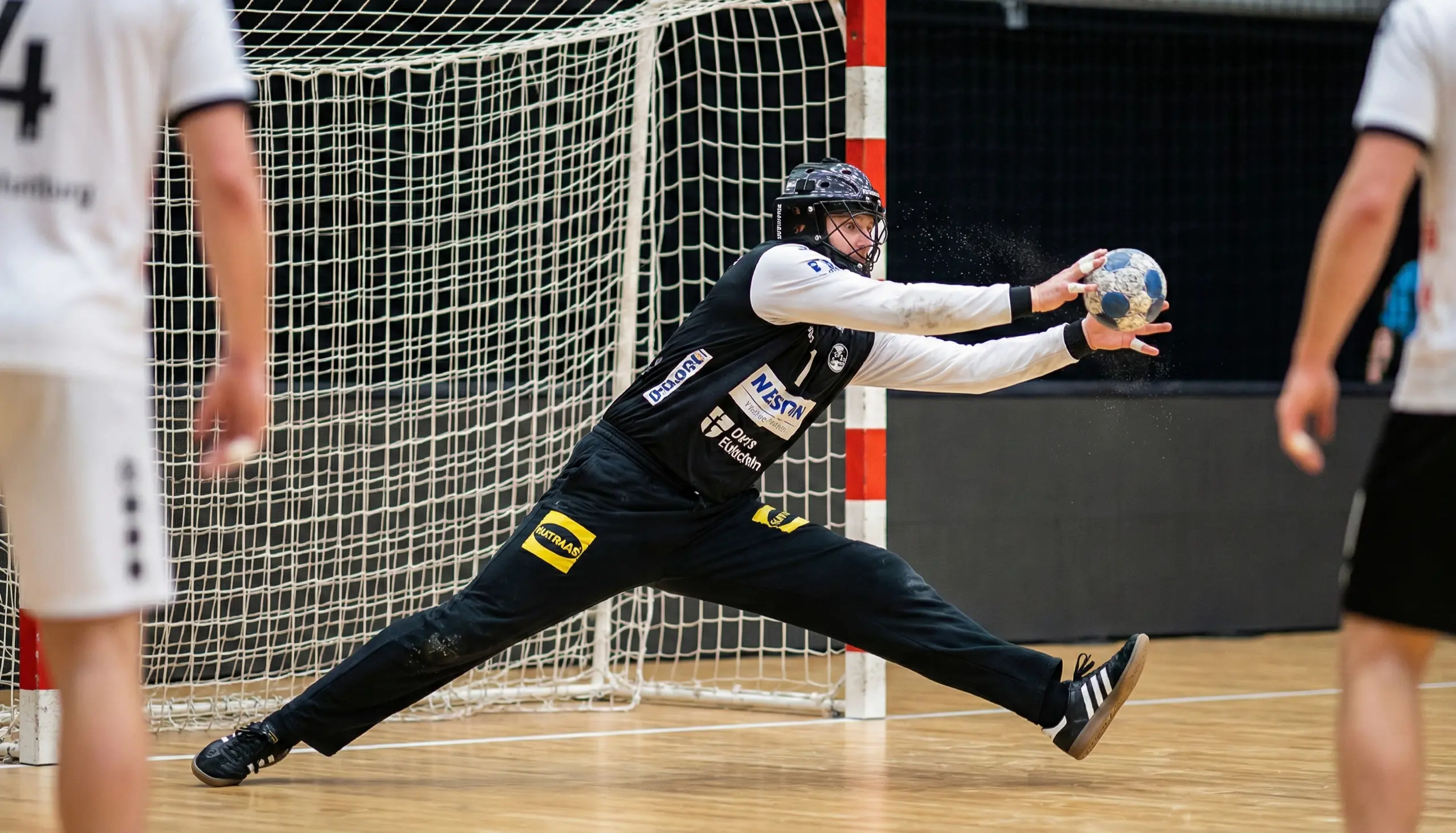 Handball-Torhüter hält Ball während eines Spiels