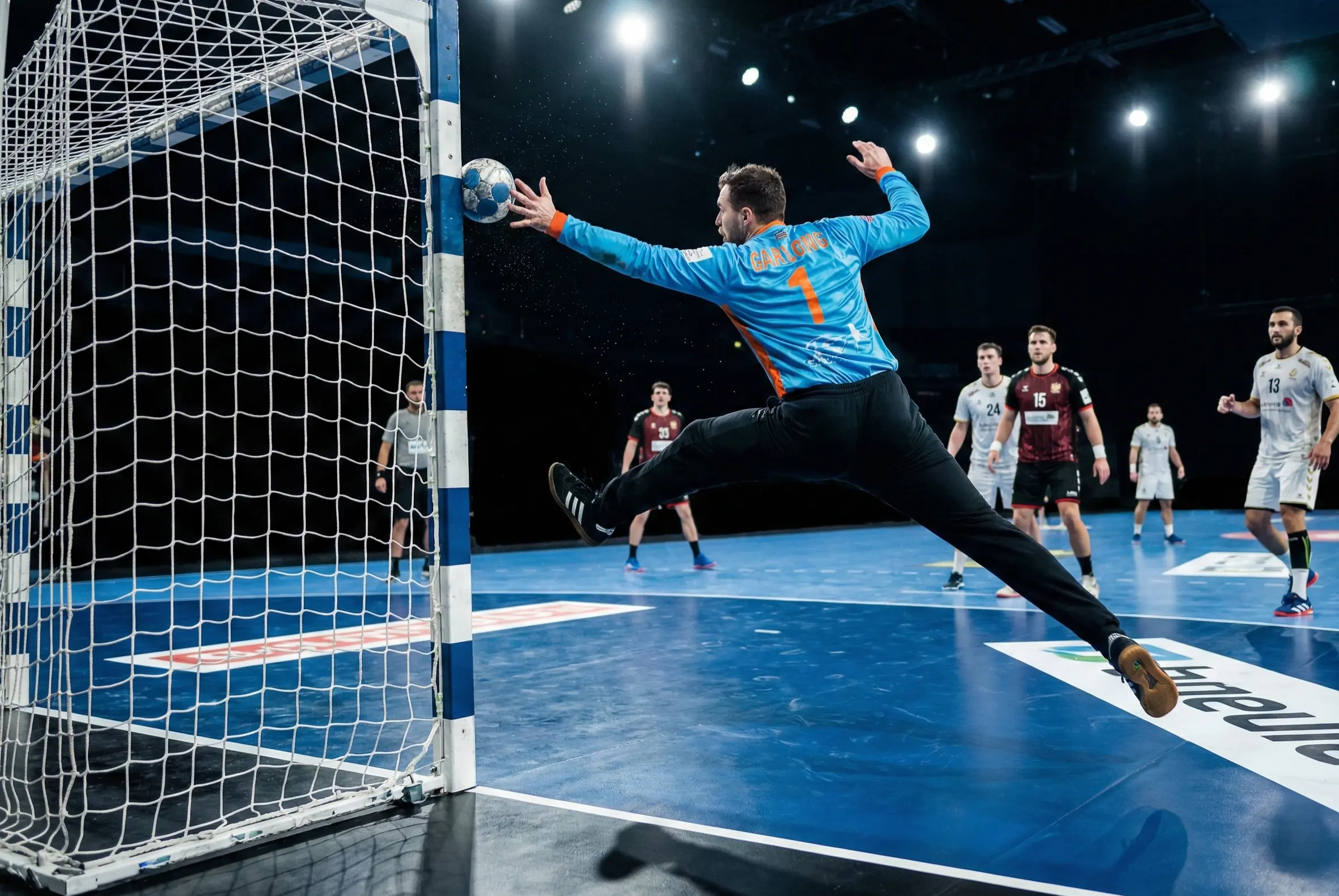 Handballtor mit Torhüter der einen Wurf abwehrt